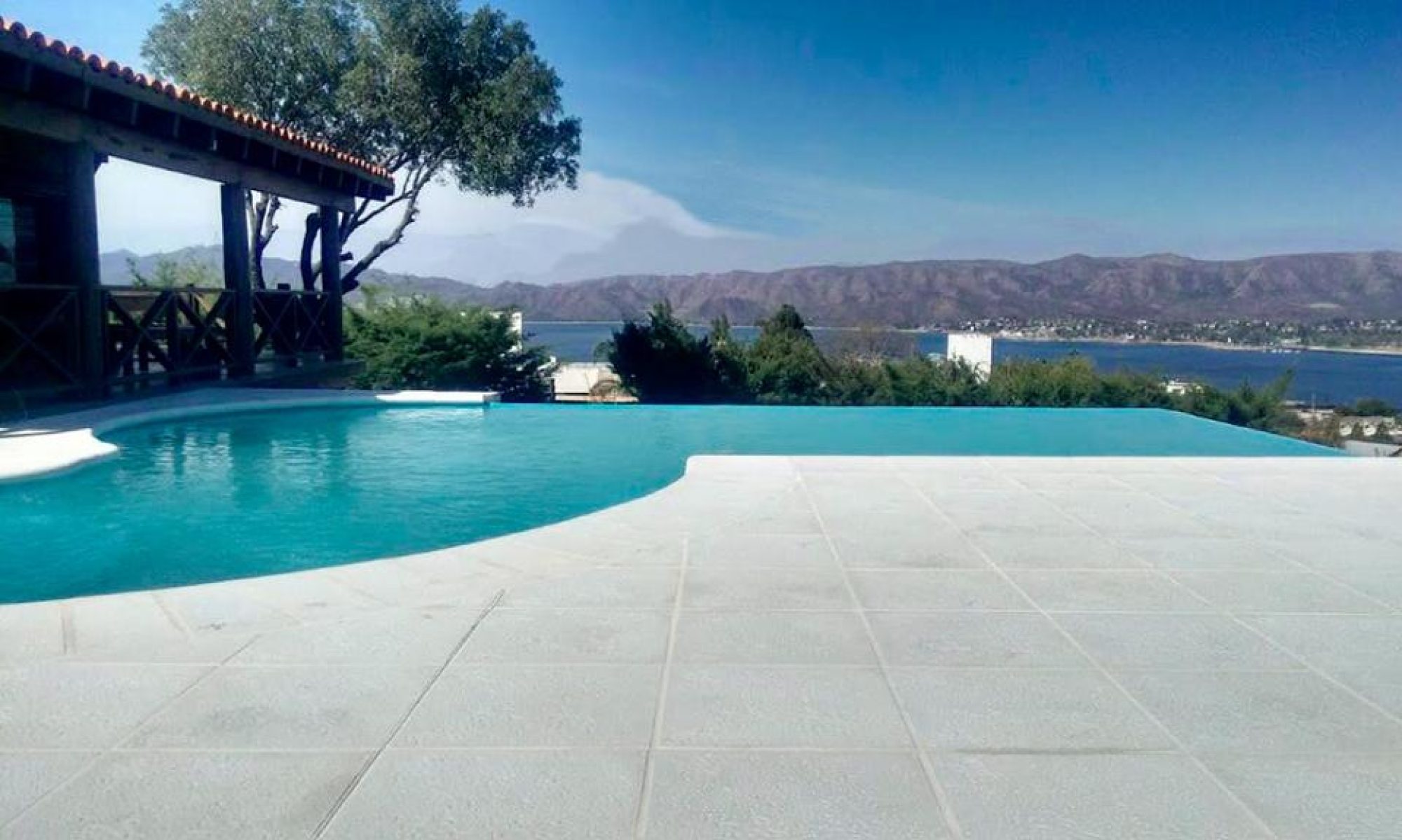 Piscina terminada con solado atérmico claro